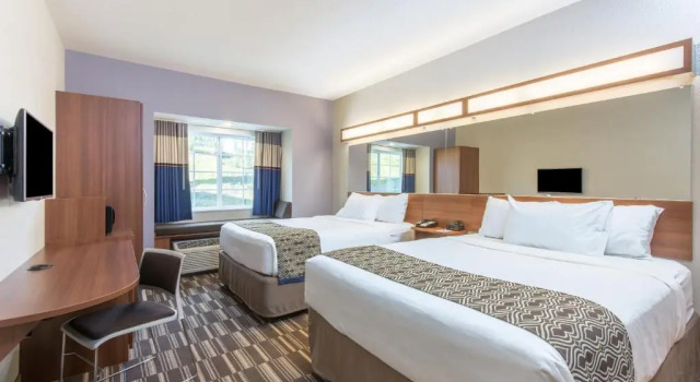 Четырёхместный номер Deluxe Microtel Inn & Suites by Wyndham Cadiz