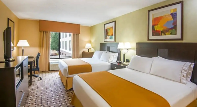 Четырёхместный номер Standard Holiday Inn Express Hotel & Suites Sharon-Hermitage