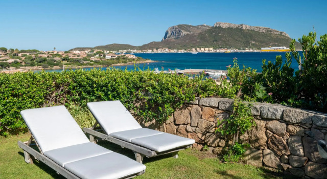 This large apartment is located on the ground floor, has a beautiful garden and a spacious terrace o-S'ABBA 11