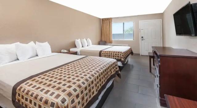 Четырёхместный номер Standard Deluxe Inn Denton