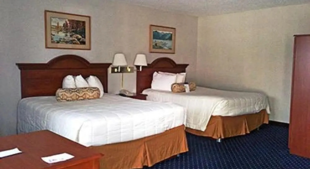 Четырёхместный номер Standard Stay Express Inn Hamilton