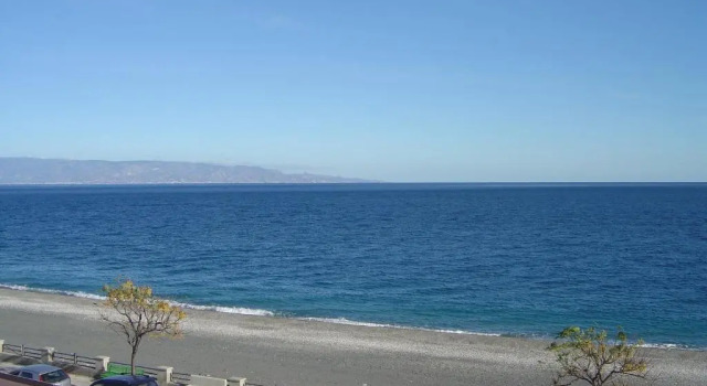 Mirone Apartment FRONTE MARE beachfront house, Rezervasyon Daire Roccalumera Sicilya