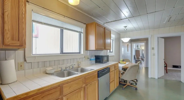 Коттедж Hilltop Hideout w/ Sweeping Birch Bay Views