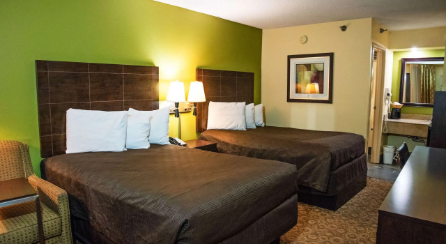 Четырёхместный номер Standard Rodeway Inn & Suites Clarksville near Governors Square Mall