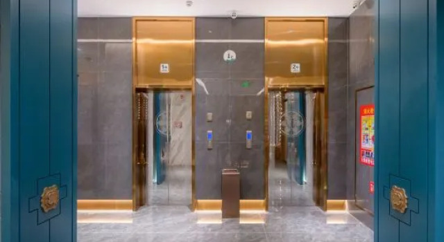 Karamay Jinghui Grand Hotel (Juran Home University Town Branch), Book Hotel Hotels in Xinjiang with Parking, Parking
