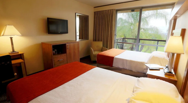 Четырёхместный номер Standard с балконом Kellogg West Conference Center and Hotel