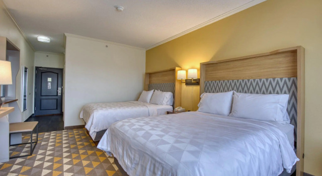 Четырёхместный номер Standard Holiday Inn Hotel & Suites Madison West - Middleton by IHG