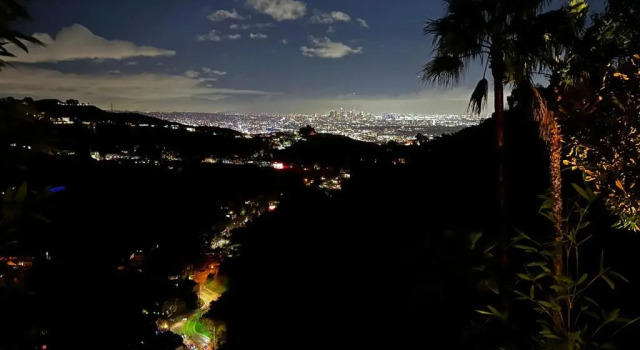 Апартаменты JETLINER VIEWS IN THE HOLLYWOOD HILLs