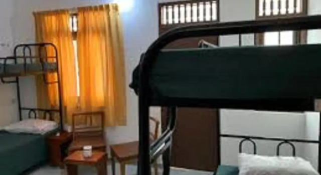 Кровать в общем номере Отель Topaz Beach