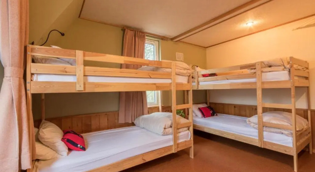 Кровать в общем номере с видом на сад Freeride Backpackers Lodge Niseko