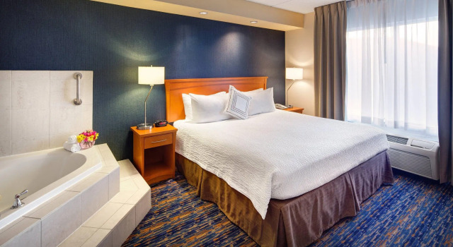 Двухместный люкс Fairfield Inn & Suites by Marriott Toronto Brampton