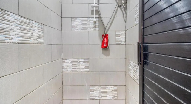 Кровать в общем номере RedDoorz Hostel near Stadion Mandala Krida Yogya