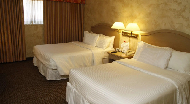 Четырёхместный номер Standard Ramada by Wyndham Viscount Suites Tucson East