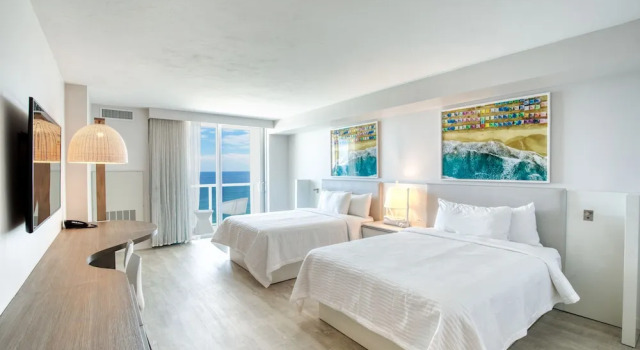 Четырёхместный номер Standard с балконом и с красивым видом из окна Daytona Grande Oceanfront Resort