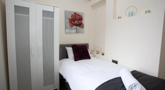 Modern Stays @ Kippax House (6 Bedrooms, 7 Beds, Sleeps 13, Free Parking)