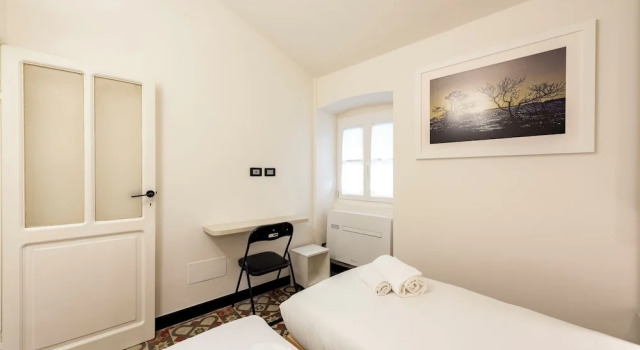 Bright 2BR flat moments from the beach
