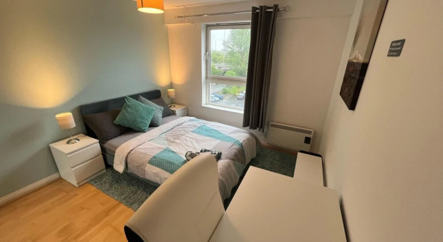 Spacious Modern 2BR Apartment Near City Center, Забронировать Апартаменты/квартира Отели Glasgow & The Clyde Valley с парковкой, Парковка