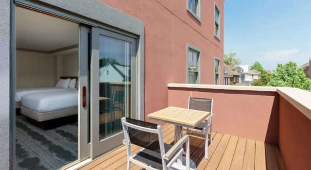 Четырёхместный номер Standard с балконом и с видом на город Hilton Garden Inn Annapolis Downtown