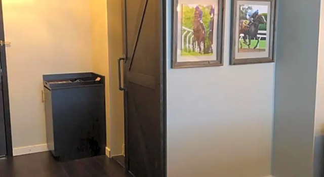 Двухместный люкс Cedar Stables Inn & Suites