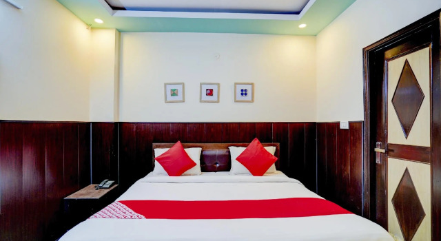 OYO 77406 Golden Divine  Inn, Забронировать Отель Нойда штат Уттар-Прадеш