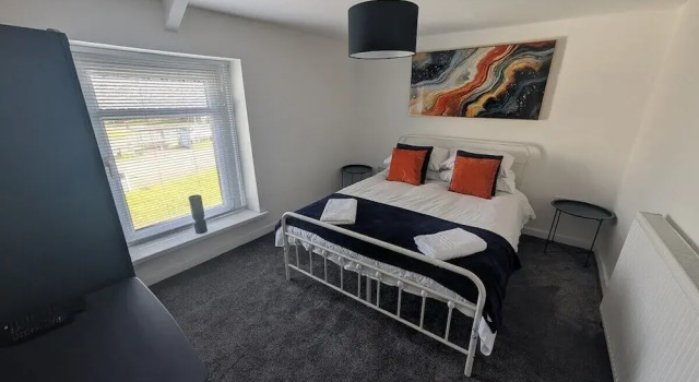 Коттедж Stadium View 5-bed Retreat + Parking