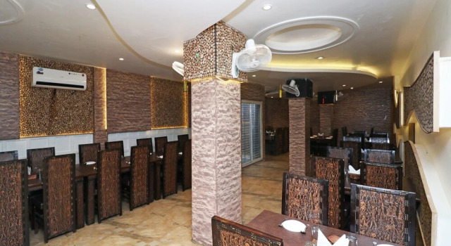 OYO 5843 Hotel Yash Inn, Забронировать Отель Мирзапур штат Уттар-Прадеш