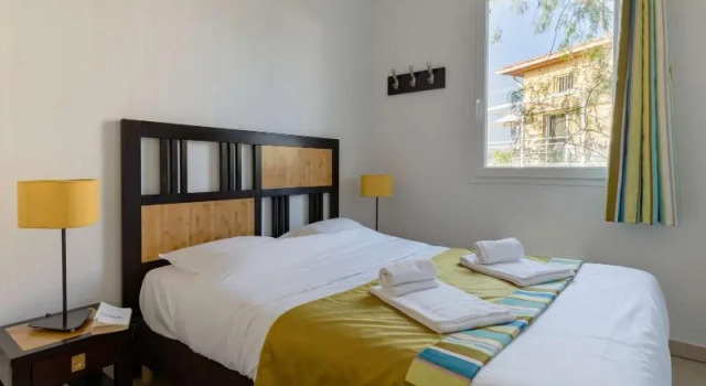 Кровать в общем номере с 2 комнатами Lagrange Vacances Les Terrasses des Embiez