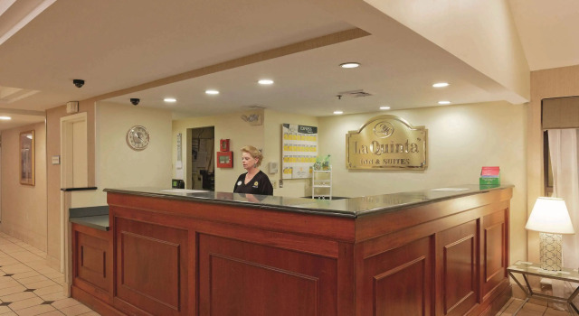 La Quinta Inn & Suites Warwick Providence Airport, Varaa Hotelli Hotellit New England uima-altaalla, Uima-allas