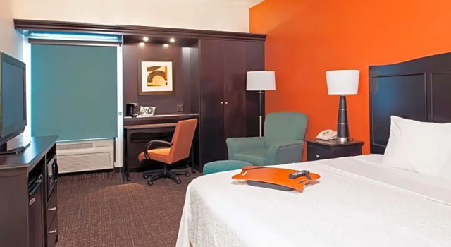 Двухместный номер Standard с видом на бассейн Spark By Hilton Stevensville