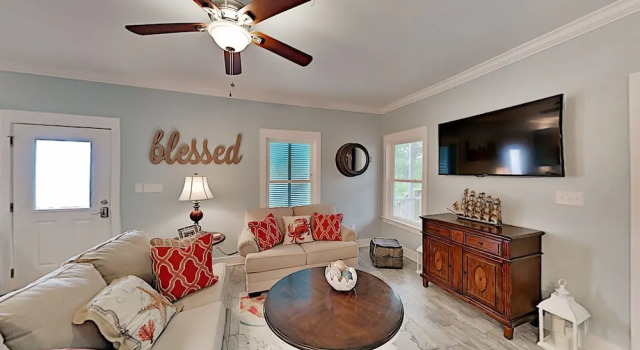 Stylish Beach W/ 2 Pools & Screened Deck 3 Bedroom Cottage, Varaa Lomakoti Huvilat kohteessa Alabama, Villa