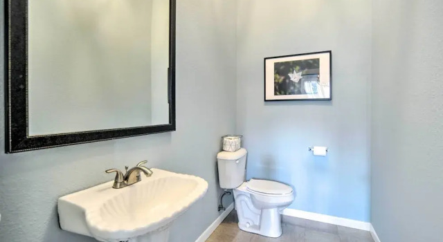 Коттедж с 4 комнатами с балконом Spacious Abode, Walk to Texas Heroes Square!