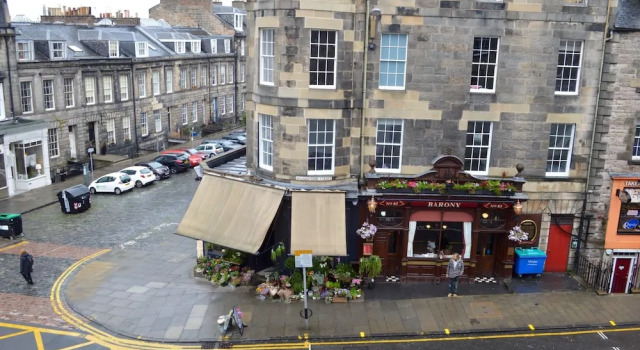 Central Edinburgh New Town Flat, Забронировать Отель Новый город Эдинбург, рядом с Национальный музей Шотландии