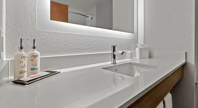 Двухместный люкс с 2 комнатами Holiday Inn Express & Suites Starkville by IHG