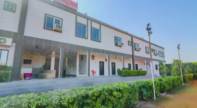 OYO 77329 Hotel Chandra Garden, Забронировать Отель Говардхан 