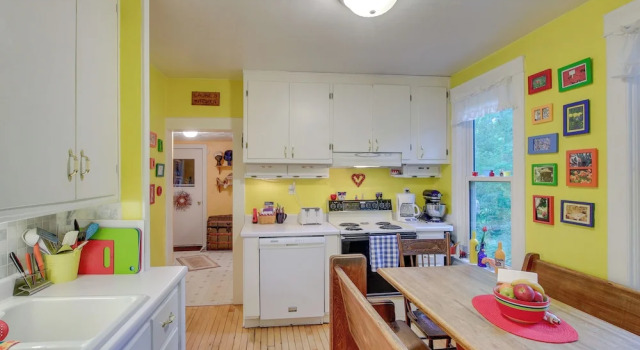 Historic Home w/ Sunroom - 5 Mi to Lambeau Field!, 预订 酒店 De Pere 威斯康星州
