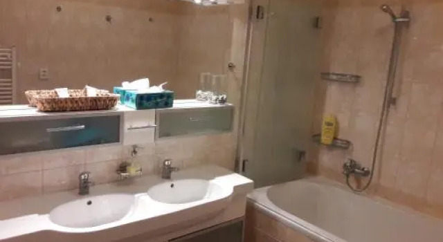 Vinohrady Garden Apartment, Забронировать Апартаменты/квартира Отели Праги с парковкой, рядом с Намести Миру, Парковка