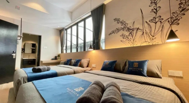Четырёхместный номер Deluxe Hotel Brynton at Cameron Centrum Mall
