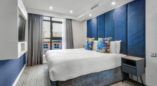 Люкс Roomzzz Leeds City