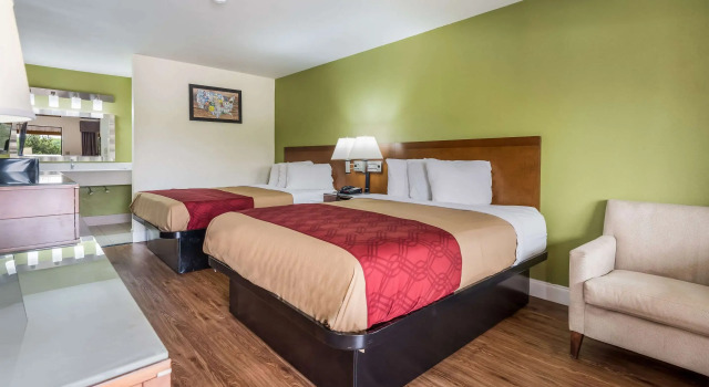 Четырёхместный номер Standard Econo Lodge Atlanta Airport East