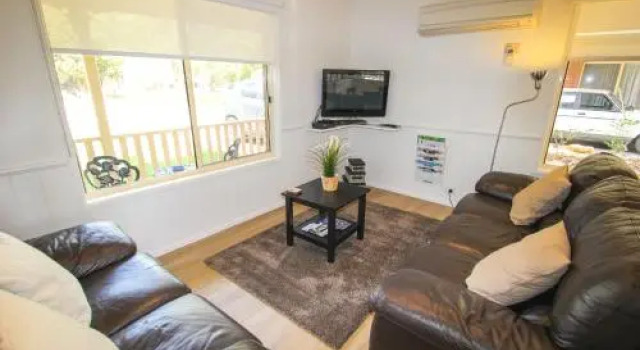 Silver Birches Holiday Village - Unit 9, Book Apartment Bright 