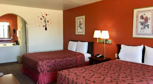 Четырёхместный номер Standard Western Plaza Inn