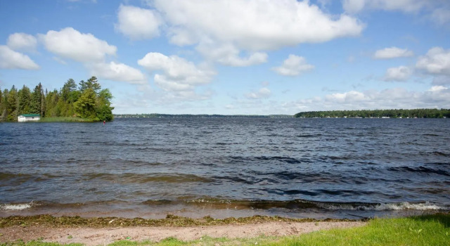 Family Relaxation Place for 2-15 People - 4 Lakeview Cottages with Real Sandy Swimming Beach, Dock, Boats, Firepits, Recreation Room, Prenota Hotel Kawartha Lakes Ontario