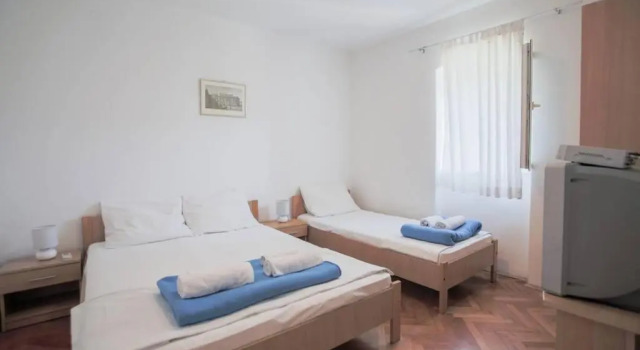 MARIO-50m FROM THE BEACH,TERRACE WITH SEA VIEW!, Prenota Hotel Splitska 