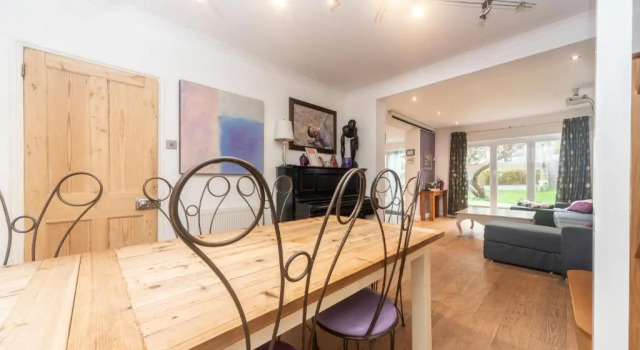 Detached home Quiet location Beautiful Garden Near Legoland Windsor Heathrow, Book Hotel Maidenhead Berkshire