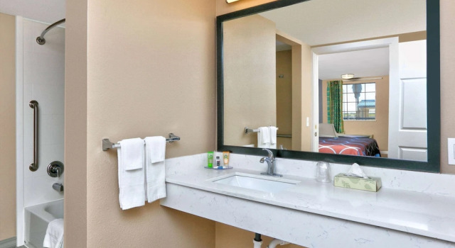 Четырёхместный номер Standard Super 8 by Wyndham Victoria / South / Hwy 59