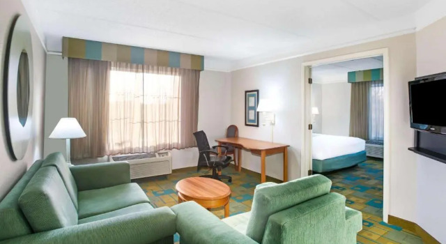 Двухместный люкс с видом на бассейн Fairfield by Marriott Inn & Suites Austin Southwest