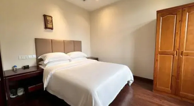 Трёхместный семейный люкс Zhiren Inn
