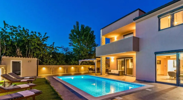 Вилла с 4 комнатами Villa Nika