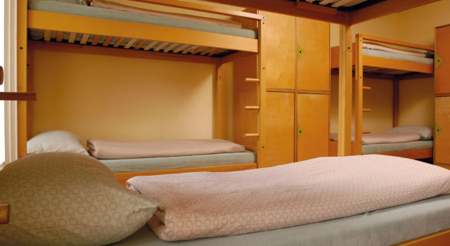 Кровать в общем номере Avenches Youth Hostel