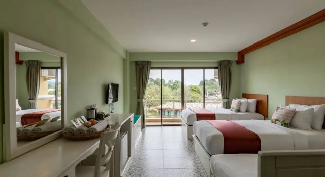Трёхместный номер Standard с балконом и с видом на улицу ROYAL PINEAPPLE HOTEL l a welcome to wealth and good fortune